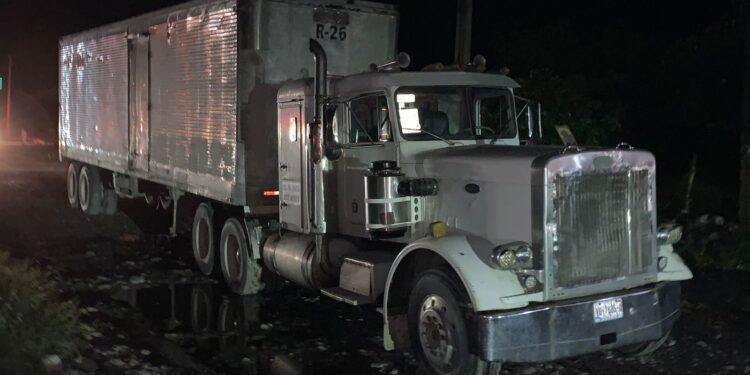 Tráiler impacta auto en crucero Victoria-El Mante; conductora sobrevive