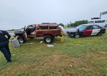 Vuelcan dos vehículos en carretera Victoria-Matamoros