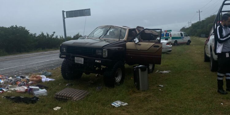 Vuelcan dos vehículos en carretera Victoria-Matamoros
