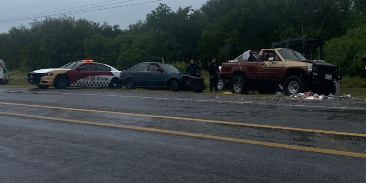 Vuelcan dos vehículos en carretera Victoria-Matamoros