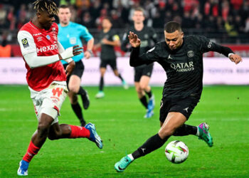 Triplete de Kylian Mbappé e y el PSG es líder en Francia