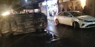 Choca contra auto estacionado y vuelca en la Col. Nacozari de Victoria