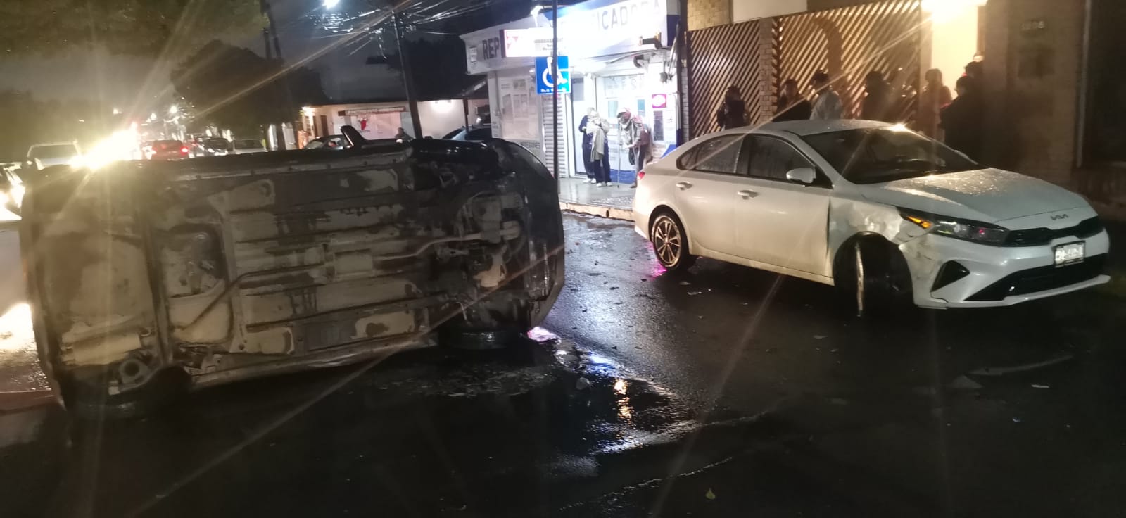 Choca contra auto estacionado y vuelca en la Col. Nacozari de Victoria