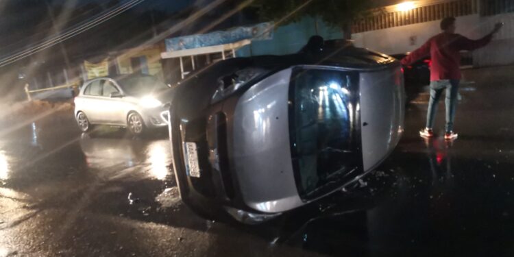 Choca contra auto estacionado y vuelca en la Col. Nacozari de Victoria