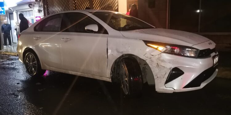 Choca contra auto estacionado y vuelca en la Col. Nacozari de Victoria