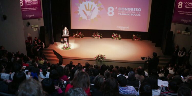 Inaugura María de Villarreal el 8° Congreso Internacional de Trabajo Social