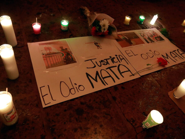 Colectivos LGBT realizan velada en recuerdo de ‘magistrade’ Jesús Ociel Baena