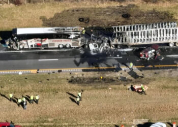 Camión choca contra bus donde viajaban alumnos en EU; deja 3 muertos y 18 heridos