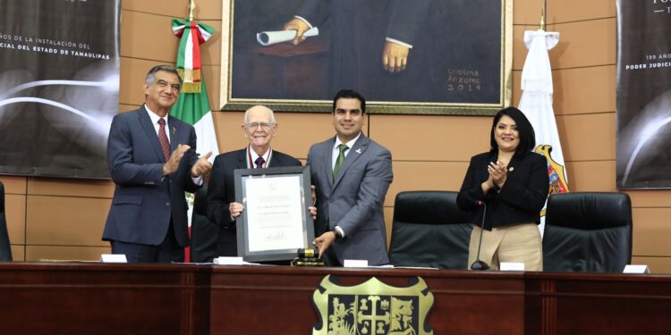 Otorgan presea “Emilio Portes Gil” del Poder Judicial al Lic. Aníbal Pérez Vargas