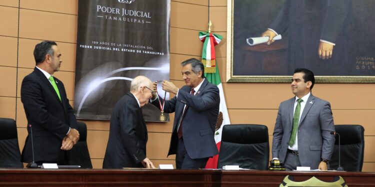 Otorgan presea “Emilio Portes Gil” del Poder Judicial al Lic. Aníbal Pérez Vargas