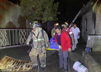 Bomberos de Victoria sofocan incendio de casa y rescatan a mujer