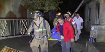 Bomberos de Victoria sofocan incendio de casa y rescatan a mujer