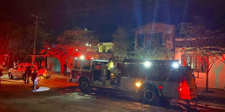Bomberos de Victoria sofocan incendio de casa y rescatan a mujer