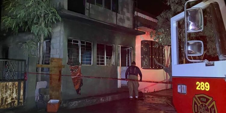 Bomberos de Victoria sofocan incendio de casa y rescatan a mujer