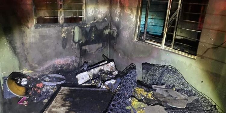 Bomberos de Victoria sofocan incendio de casa y rescatan a mujer