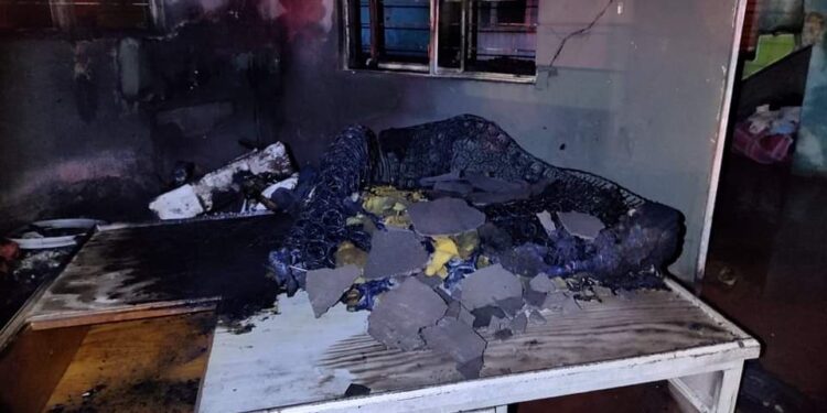 Bomberos de Victoria sofocan incendio de casa y rescatan a mujer