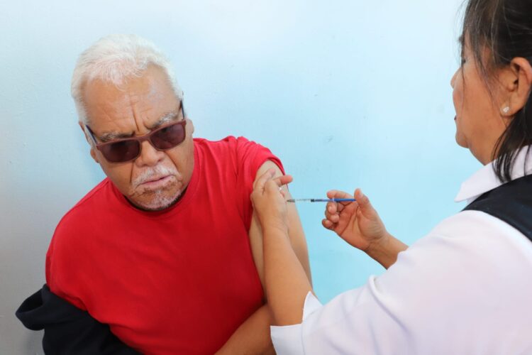 Pide la Secretaría de Salud aplicarse vacunas contra influenza, COVID-19 y VPH