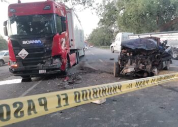 Muere al estrellar camioneta contra tráiler en ruta Victoria-Monterrey