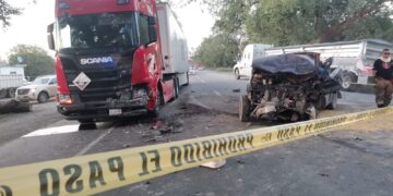 Muere al estrellar camioneta contra tráiler en ruta Victoria-Monterrey