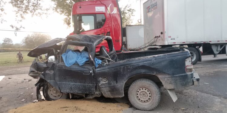 Muere al estrellar camioneta contra tráiler en ruta Victoria-Monterrey