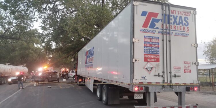 Muere al estrellar camioneta contra tráiler en ruta Victoria-Monterrey