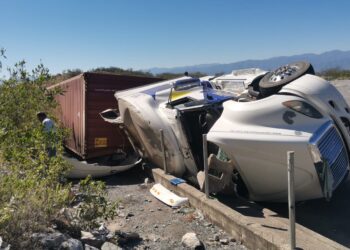 Vuelca tráiler en la carretera Victoria-San Luis Potosí, tramo Jaumave