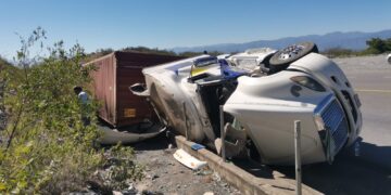 Vuelca tráiler en la carretera Victoria-San Luis Potosí, tramo Jaumave