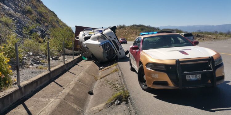 Vuelca tráiler en la carretera Victoria-San Luis Potosí, tramo Jaumave