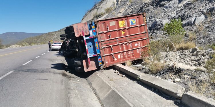 Vuelca tráiler en la carretera Victoria-San Luis Potosí, tramo Jaumave