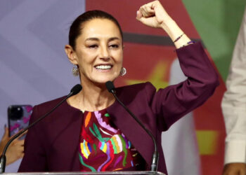 Sheinbaum se registra como precandidata a la Presidencia y ofrece continuidad