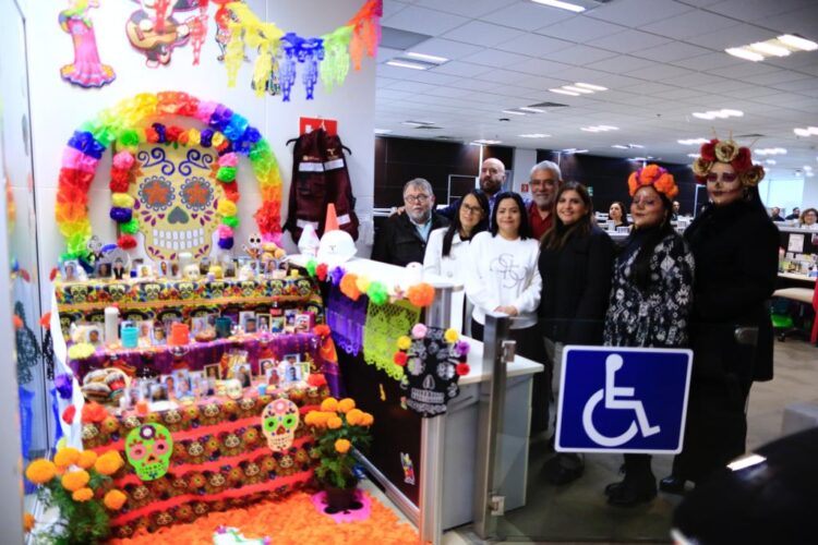La Secretaría de Administración presenta altar de muertos en Torre Bicentenario