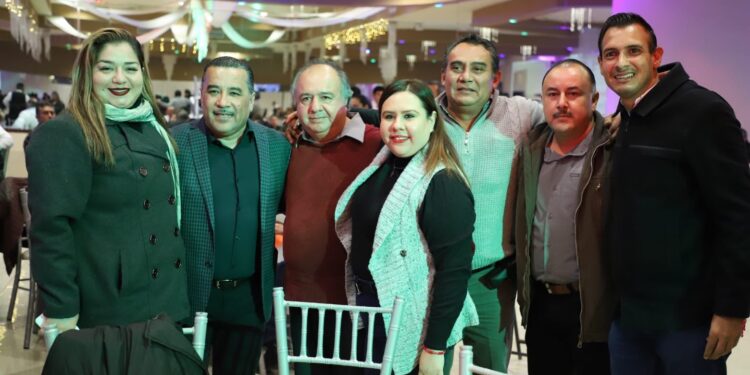 Celebran amigos y compañeros cumpleaños del Profesor Abelardo Ibarra