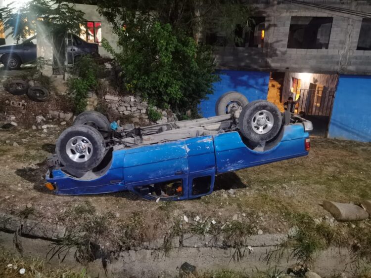 Vuelca camioneta en la Col. Horacio Terán de Cd. Victoria