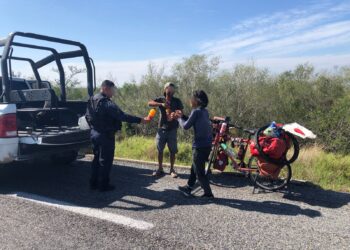 Guardia Estatal apoya con hidratación, comida y seguridad a cicloviajeros japoneses en SLM