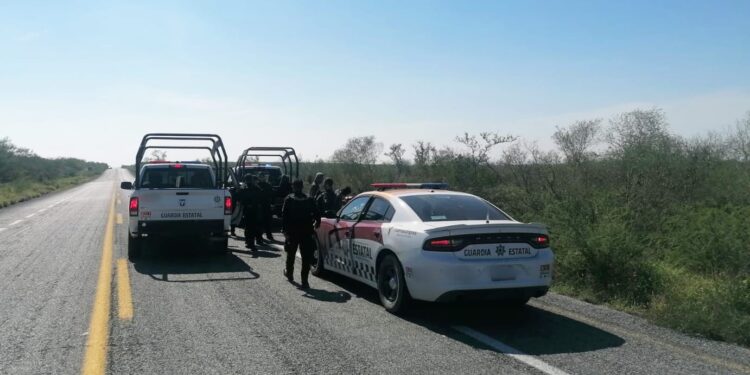 Guardia Estatal apoya con hidratación, comida y seguridad a cicloviajeros japoneses en SLM