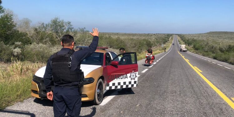 Guardia Estatal apoya con hidratación, comida y seguridad a cicloviajeros japoneses en SLM
