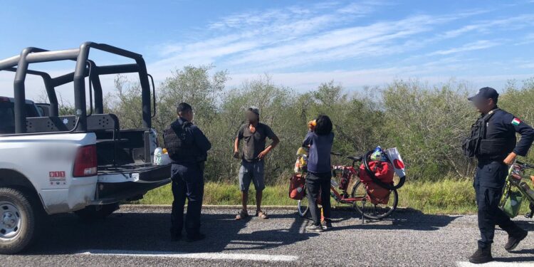 Guardia Estatal apoya con hidratación, comida y seguridad a cicloviajeros japoneses en SLM