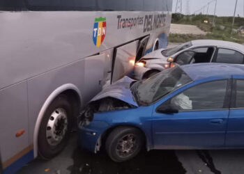 Automovilistas chocan contra autobús por narcobloqueo en Tamaulipas