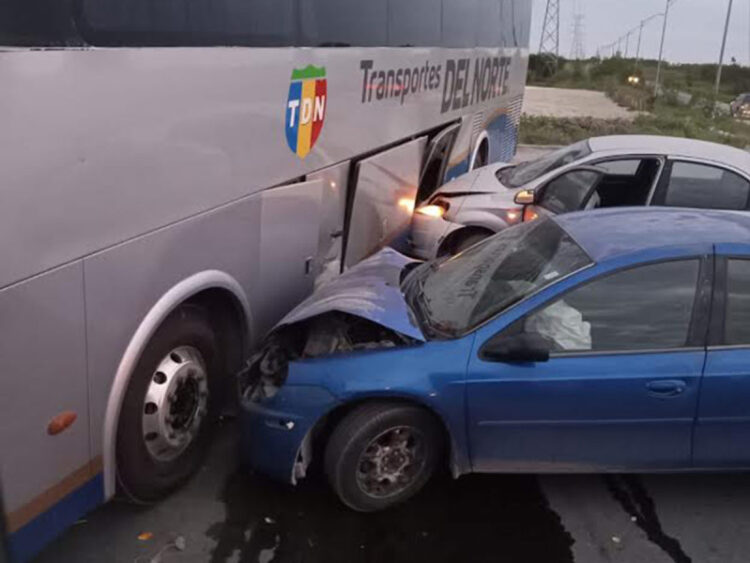 Automovilistas chocan contra autobús por narcobloqueo en Tamaulipas