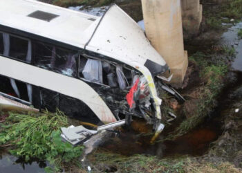Autobús cae de un puente en la autopista La Tinaja-Acayucan; hay 12 muertos