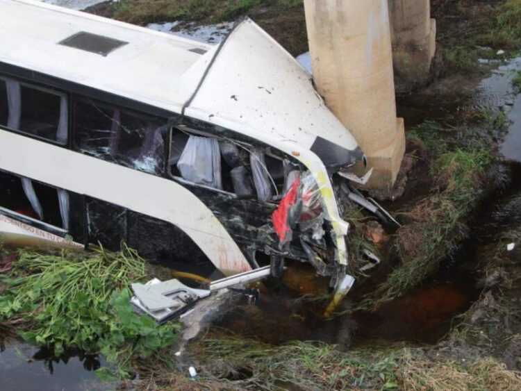 Autobús cae de un puente en la autopista La Tinaja-Acayucan; hay 12 muertos