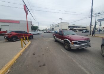 Anciano omite alto en calles 8 y Aldama y se estrella contra un miniauto