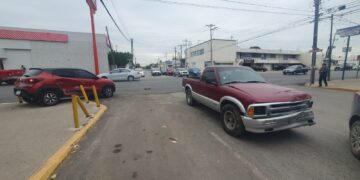 Anciano omite alto en calles 8 y Aldama y se estrella contra un miniauto