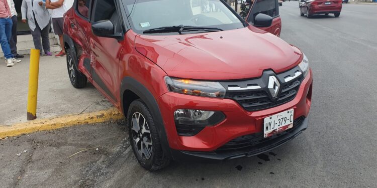 Anciano omite alto en calles 8 y Aldama y se estrella contra un miniauto