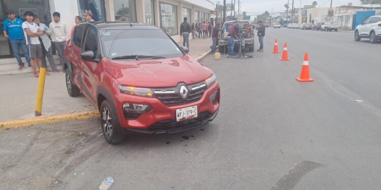 Anciano omite alto en calles 8 y Aldama y se estrella contra un miniauto