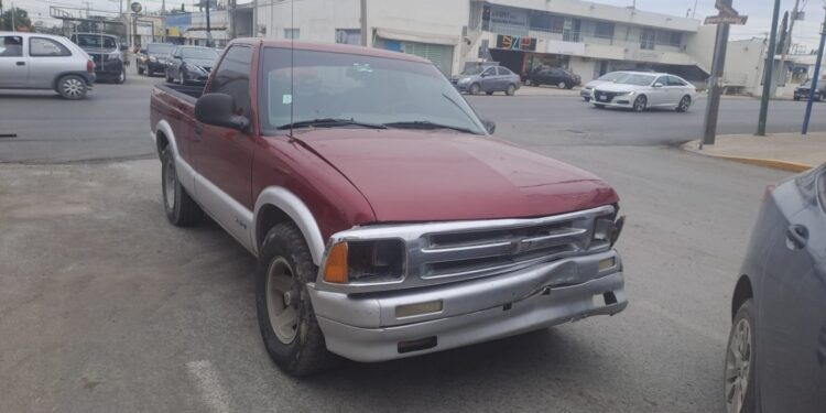Anciano omite alto en calles 8 y Aldama y se estrella contra un miniauto
