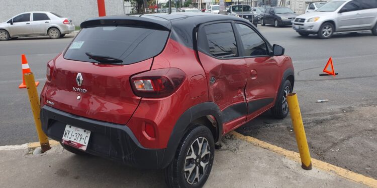 Anciano omite alto en calles 8 y Aldama y se estrella contra un miniauto