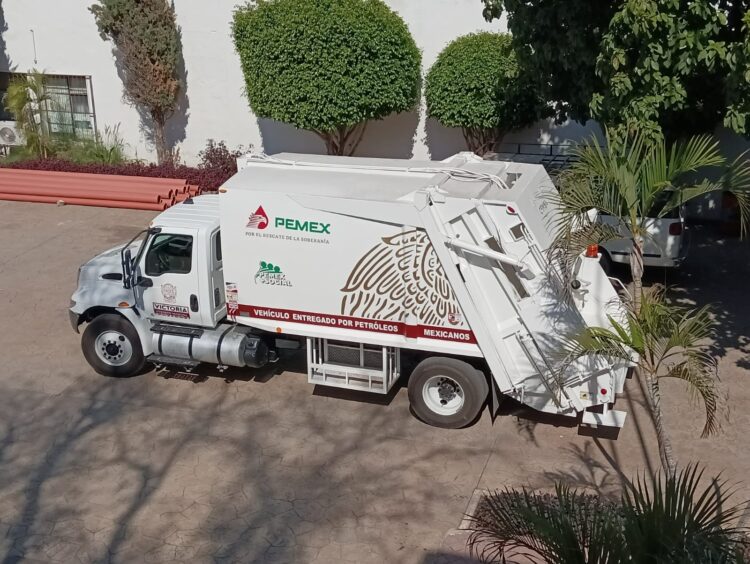 Dona PEMEX camión recolector de basura al Ayuntamiento de Victoria