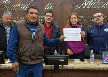 Entregan pólizas de seguros de vida a pescadores de Matamoros