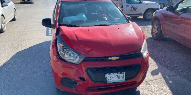 Conductor lesiona a mujer al chocar en las calles Coahuila y Eje Vial